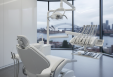 Image photoréaliste d'un cabinet dentaire moderne et high-tech, avec un fauteuil dentaire stérile et des instruments brillants au premier plan. À l'arrière-plan, une vue floue et lointaine d'une ville australienne emblématique, suggérant l'emplacement coûteux des services.
