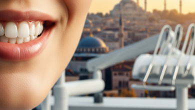 Une personne sourit de manière confiante avec des dents blanches et saines, dans un environnement moderne de clinique dentaire floue. En arrière-plan, la silhouette floue et reconnaissable de la ville d'Istanbul avec ses dômes et minarets apparaît sous un ciel chaleureux et invitant.